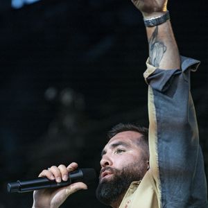 Kendji Girac en concert lors du festival de musique du Printemps de Perouges au Chateau de Saint-Maurice-de-Remens le 29 juin 2025. © Sandrine Thesillat / PsNewZ / Bestimage