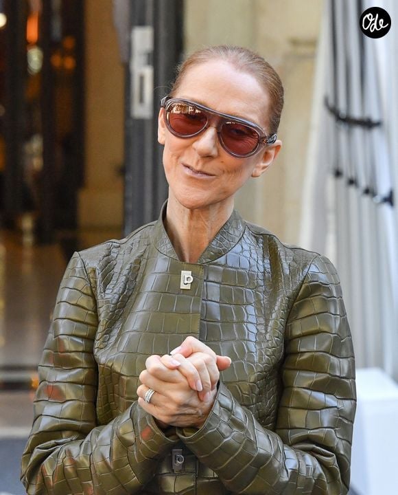 Céline Dion acclamée par ses fans à la sortie de l'hôtel Royal Monceau, le 2 octobre 2026. La star s'apprête à rejoindre "La Plenitude Arena de Paris La Défense" pour poursuivre sa série de concerts. © PixPlanete / Bestimage