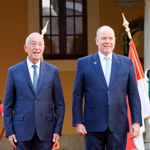 Marcelo Rebelo de Sousa, président du Portugal, le prince Albert II de Monaco et la princesse Charlène de Monaco - Le prince de Monaco et la princesse de Monaco accueillent le président du Portugal, dans la cours d'honneur du Palais Princier à Monaco, le 21 novembre 2025. Le chef d'Etat portugais est en visite officielle en principauté. © Bruno Bebert / Bestimage