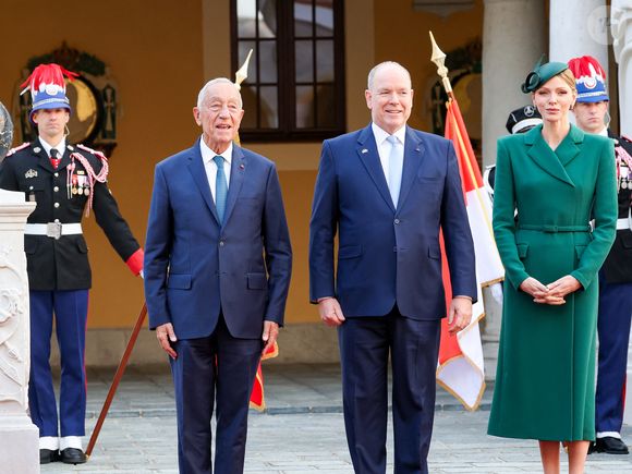 Marcelo Rebelo de Sousa, président du Portugal, le prince Albert II de Monaco et la princesse Charlène de Monaco - Le prince de Monaco et la princesse de Monaco accueillent le président du Portugal, dans la cours d'honneur du Palais Princier à Monaco, le 21 novembre 2025. Le chef d'Etat portugais est en visite officielle en principauté. © Bruno Bebert / Bestimage