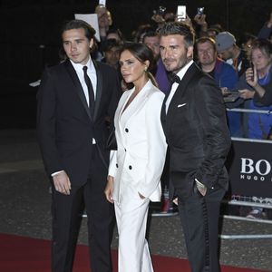 Ayant grandit sous le feu des projecteurs, le fils aîné des Beckham s'est illustré dans plusieurs domaines pour gagner sa vie. Après le mannequinat, le mari de Nicola Pelt a étudié la photographie avant de se passionner pour la cuisine. 

Brooklyn Beckham, Victoria Beckham et David Beckham - Soirée "GQ Men of the Year" Awards à Londres le 3 septembre 2019. (AGENCE / BESTIMAGE).