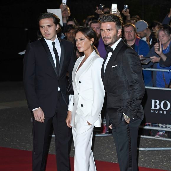 Ayant grandit sous le feu des projecteurs, le fils aîné des Beckham s'est illustré dans plusieurs domaines pour gagner sa vie. Après le mannequinat, le mari de Nicola Pelt a étudié la photographie avant de se passionner pour la cuisine. 

Brooklyn Beckham, Victoria Beckham et David Beckham - Soirée "GQ Men of the Year" Awards à Londres le 3 septembre 2019. (AGENCE / BESTIMAGE).