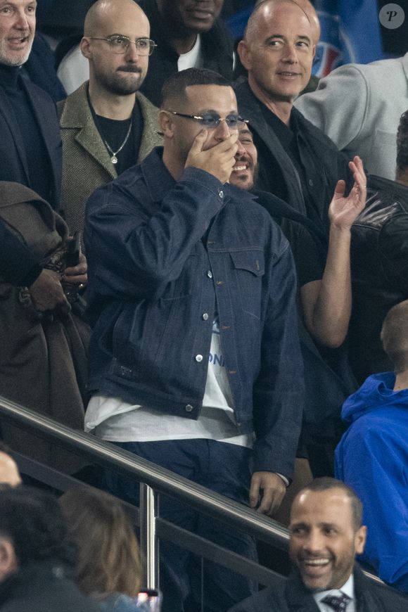 Dj Snake - Célébrités des les tribunes lors du match aller du quart de finale de Ligue des champions entre le PSG et Aston Villa (3-1) au Parc des Princes à Paris le 9 avril 2025. © Cyril Moreau/Bestimage