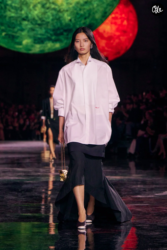 Cette chemise fait partie des créations les plus convoitées du moment. Son prix ? Environ 3 900 euros.

Chemise à manches longues Chanel - Collection Printemps-Eté 2026