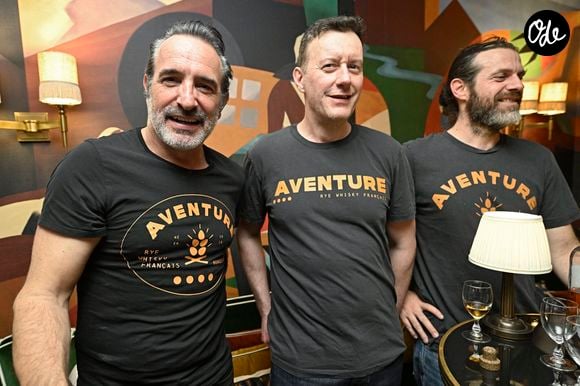 Un atelier dégustation chez Maison Aventure, le projet qu'il a récemment monté avec 3 amis bordelais

Jean Dujardin, Olivier Carsoule, Antoine Gravouil  - J. Dujardin lors de la soirée de dégustation du whisky de seigle français « Aventure » (Bordeaux Distilling Co), dont il est partenaire, à Bruxelles, le 13 mars 2026. Photonews / Bestimage