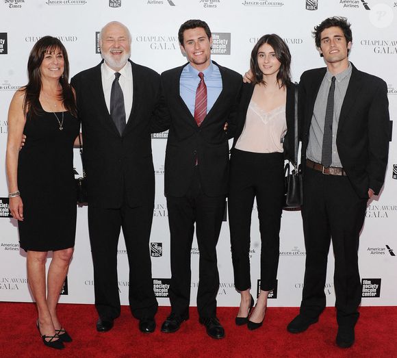 Le lauréat Rob Reiner pose avec sa famille et son fils Nick Reiner lors du 41e gala annuel du prix Chaplin en l'honneur de Rob Reiner qui s'est tenu au Alice Tully Hall du Lincoln Center à New York, le 28 avril 2014. Splash/ABACAPRESS.COM
