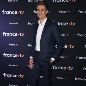 A travers une série de photos, le journaliste et présentateur sur France 2 laisse savoir qu'il a mis le cap sur Séville, en Espagne.

Jean-Baptiste Marteau au photocall de la conférence de presse du Téléthon 2025 (5-6 décembre 2025) à Paris, France, le 6 novembre 2025. © Coadic Guirec/Bestimage