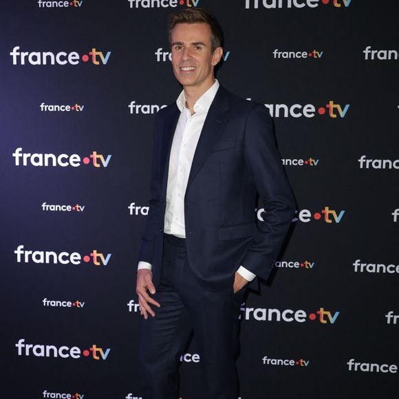A travers une série de photos, le journaliste et présentateur sur France 2 laisse savoir qu'il a mis le cap sur Séville, en Espagne.

Jean-Baptiste Marteau au photocall de la conférence de presse du Téléthon 2025 (5-6 décembre 2025) à Paris, France, le 6 novembre 2025. © Coadic Guirec/Bestimage