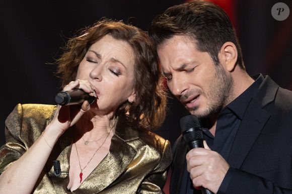 La chanteuse australienne possède en effet une maison juste à côté, à Nogent-sur-Marne. Tombée amoureuse de la France mais aussi d'un Français, Vincent Mancini, avec qui elle a partagé sa vie pendant de longues années, elle a toujours voulu un équilibre pour leur fils de 25 ans. 

Exclusif - Tina Arena et George Perris pour les surprises lors de l'enregistrement de l'émission "La Boîte à secrets", présentée par F.Bollaert et diffusée le 23 janvier sur France 3, dans les studios du Lendit à Saint-Denis, France, le 16 décembre 2025. © Cyril Moreau/Bestimage