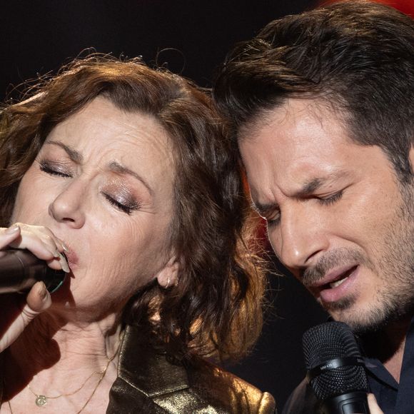 La chanteuse australienne possède en effet une maison juste à côté, à Nogent-sur-Marne. Tombée amoureuse de la France mais aussi d'un Français, Vincent Mancini, avec qui elle a partagé sa vie pendant de longues années, elle a toujours voulu un équilibre pour leur fils de 25 ans. 

Exclusif - Tina Arena et George Perris pour les surprises lors de l'enregistrement de l'émission "La Boîte à secrets", présentée par F.Bollaert et diffusée le 23 janvier sur France 3, dans les studios du Lendit à Saint-Denis, France, le 16 décembre 2025. © Cyril Moreau/Bestimage
