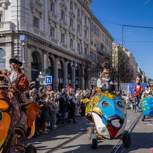Christian Estrosi, le maire de Nice, sa fille Bianca, son 1er adjoint Anthony Borré et Graig Monetti, l'adjoint au maire de Nice, délégué à l’événementiel, à la jeunesse et à l'égalité des chances, ont lancé "La Carnavalina", une déambulation d'artistes, musiciens, jongleurs, acrobates..., le long de l'avenue Jean Médecin en prémice à la soirée d'ouverture de la 140eme édition du Carnaval de Nice "Roi des Oceans" à Nice, le 15 février 2025.
Crédit : Bruno Bebert / Bestimage