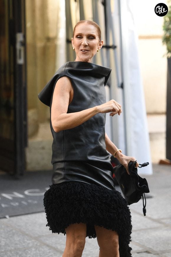 Céline Dion à la sortie de l'hôtel Le Royal Monceau, accueillie par ses fans qui lui chantent l'une de ses chansons, à Paris, en France, le 1er septembre 2026. Photo de Florian Poitout/ABACAPRESS.COM