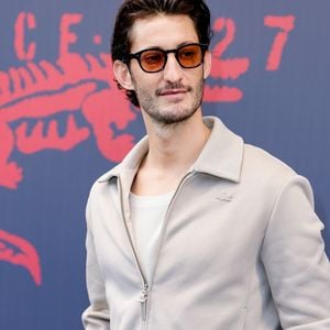 Pierre Niney au photocall du défilé Lacoste Collection Femme Prêt-à-Porter Automne/Hiver 2026-2027 lors de la Fashion Week de Paris (PFW) à Roland Garros, à Paris, France, le 8 mars 2026. © Olivier Borde/Bestimage