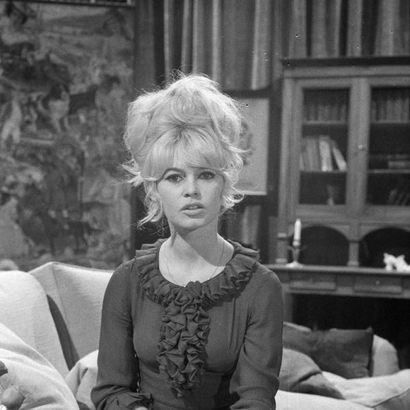 Archives - En France, à Paris, Brigitte Bardot sur un plateau de télévision. Le 12 novembre 1962 © Jean-Claude Colin via Bestimage