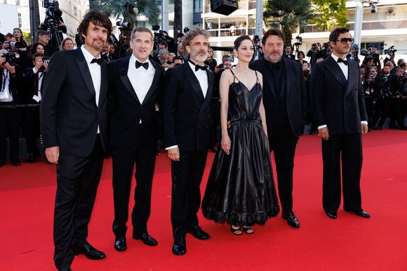 Simon Jacquet, Guillaume Canet, Leonardo Sbaraglia, Marion Cotillard, Denis Ménochet, Yodelice (Maxime Nouchy) - Montée des marches du film « Karma » lors du 79ème Festival International du Film de Cannes. © Jacovides-Moreau / Bestimage