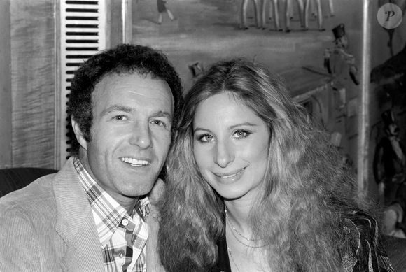 Archives - Barbra Streisand, James Caan en conférence de presse. Le 16 mars 1975 (Mirrorpix / Bestimage).