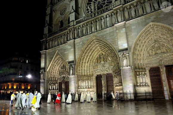 L'archevêque de Paris, Laurent Ulrich ouvre les portes de la cathédrale Notre-Dame de Paris. Il frappe la porte à l'aide de sa crosse, fabriquée à partir d'une poutre de la charpente ayant survécu à l'incendie - - Arrivées à la cérémonie de réouverture de la cathédrale Notre-Dame de Paris, le 7 décembre 2024. Joyau de l’art gothique, lieu de culte et de culture, symbole universel de la France et de son histoire, la cathédrale de Notre-Dame de Paris rouvre ses portes les 7 et 8 décembre, cinq ans après le terrible incendie qui l’avait ravagée le 15 avril 2019. 
© Agence / Bestimage