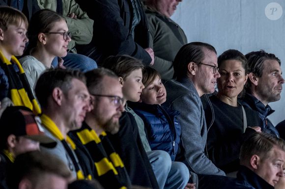La princesse Victoria de Suède, son mari le prince Daniel et le prince Alexander avec la princesse Estelle et le prince Oscar, les 2 enfants du couple, aux demi-finales de la HockeyAllsvenskan à Stockholm en Suède, le 11 avril 2025