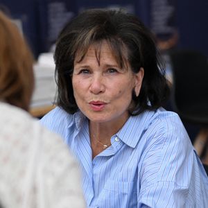Anne Sinclair lors du Festival du livre de Paris, au Grand Palais à Paris, en France, le 17 avril 2026. Photo : Lionel Urman/Abaca