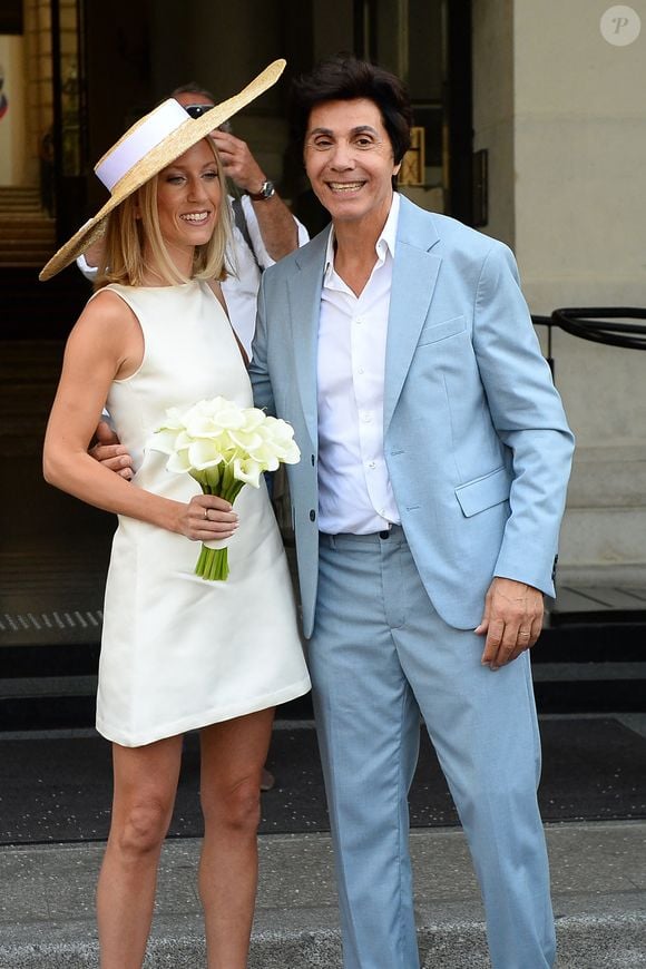 Les jeunes mariés, Jean-Luc Lahaye et sa femme Paola (Lahaye-Aubin) à la sortie de la mairie du 18ème arrondissement de Paris - J.L.Lahaye s'est marié en secondes noces avec sa compagne P.Aubin à la mairie du 18ème arrondissement de Paris, le 2 juillet 2025. © Agence / Bestimage