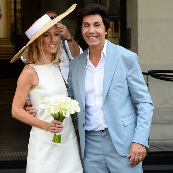 Les jeunes mariés, Jean-Luc Lahaye et sa femme Paola (Lahaye-Aubin) à la sortie de la mairie du 18ème arrondissement de Paris - J.L.Lahaye s'est marié en secondes noces avec sa compagne P.Aubin à la mairie du 18ème arrondissement de Paris, le 2 juillet 2025. © Agence / Bestimage