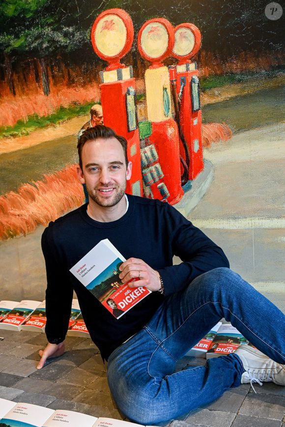 Et de conclure :" Comprendre qui il est, comprendre les autres, comprendre le monde et ses enjeux. Il y a tout à gagner à lire". C'est dit !

Rendez-vous avec l'écrivain Joel Dicker lors de la présentation de son nouveau livre "L'affaire Alaska Sanders" à la librairie Filigranes à Bruxelles. Le 22 mars 2022 (Frederic Andrieu / Bestimage).