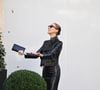 Devant ses fans, elle a reçu une pluie de pétales de roses avant l’un de ses derniers concerts parisiens de l’année.

Céline Dion salue ses fans à la sortie de l’hôtel Royal Monceau à Paris avant de rejoindre La Plenitude Arena de Paris La Défense pour poursuivre sa série de concerts le 14 octobre 2026. © Pierre perusseau/Bestimage