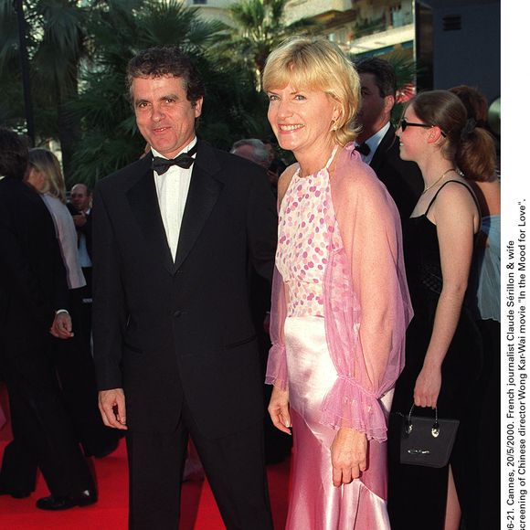 © Hahn-Cassajus/ABACA. 18806-21. Cannes, 20/5/2000. Le journaliste français Claude SŽrillon et son épouse Catherine Ceylac arrivent à la projection du film In the Mood for Love du réalisateur chinois Wong Kar-Wai.