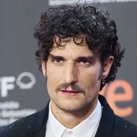 Oumy, la fille de Louis Garrel et Valeria Bruni-Tedeschi, se fait remarquer avec son père face à des milliers de personnes