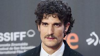 Oumy, la fille de Louis Garrel et Valeria Bruni-Tedeschi, se fait remarquer avec son père face à des milliers de personnes