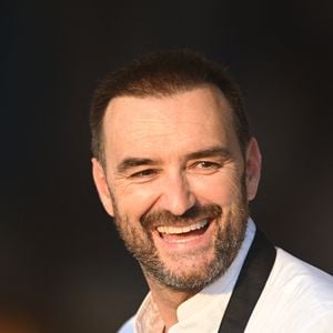 Exclusif - Le chef Cyril Lignac dans l'espace VIP, le Pavillon Eiffel, lors de la 12ème édition Longines Paris Eiffel Jumping au pied de la Tour Eiffel sur le Champ-de-Mars à Paris, France, le 20 juin 2026. © Perusseau-Veeren/Bestimage
