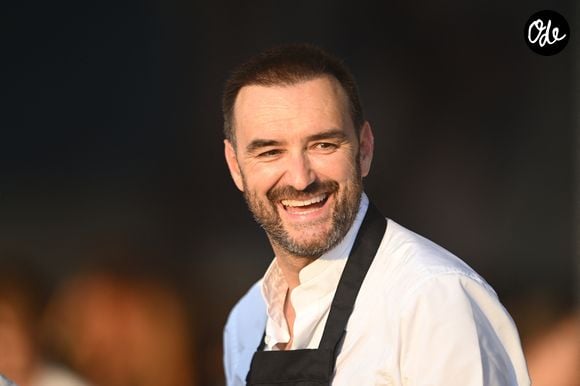Exclusif - Le chef Cyril Lignac dans l'espace VIP, le Pavillon Eiffel, lors de la 12ème édition Longines Paris Eiffel Jumping au pied de la Tour Eiffel sur le Champ-de-Mars à Paris, France, le 20 juin 2026. © Perusseau-Veeren/Bestimage