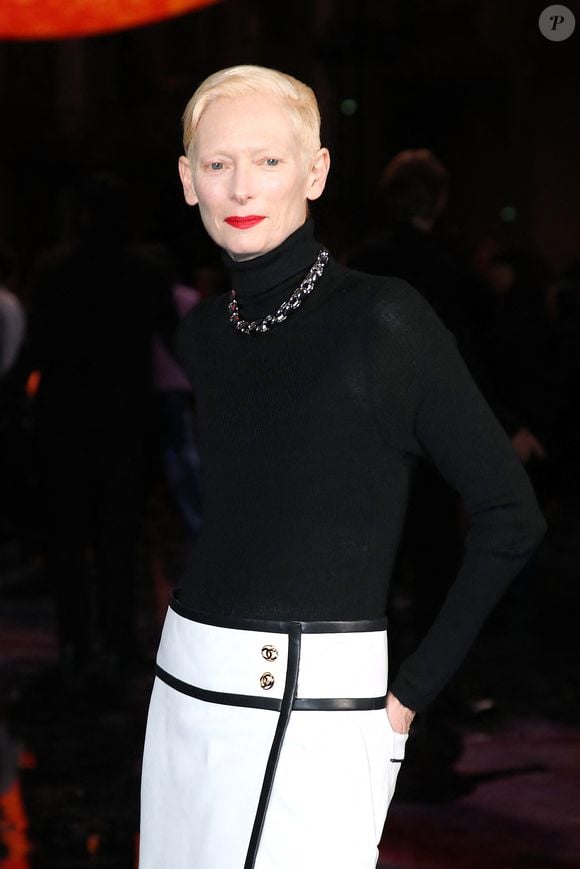 Tilda Swinton - Célébrités au Défilé Chanel, Collections Prêt-à-porter Printemps / Eté 2026, dans le cadre de la Fashion Week de Paris. Au Grand Palais à Paris, France, le 06 Octobre 2025. 

© Bertrand Rindoff / Bestimage