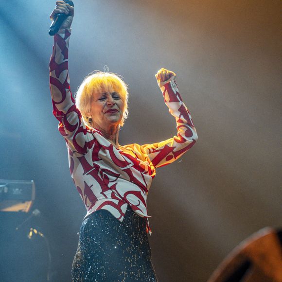 "Quand j'ai eu beaucoup d'argent, je l'ai dépensé. Aujourd'hui, je continue de rester dans une classe moyenne haute. Mais j'étais vraiment chez les privilégiés pendant un temps."

Lio se produit sur la scène de la tournée "les années 80" à Lyon le 13/12/2025. Photo Sandrine Thesillat / PsNewZ