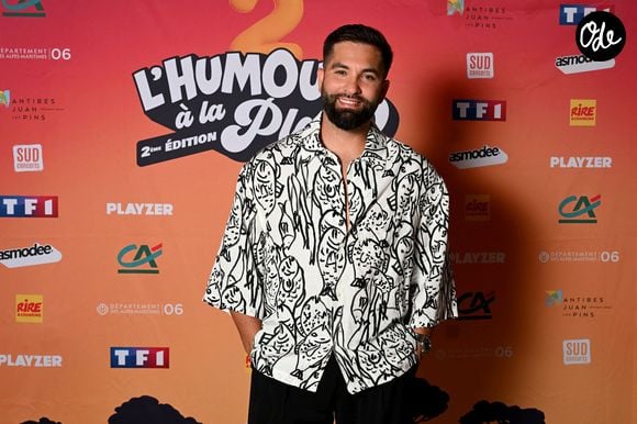 Kendji Girac au photocall lors de l'enregistrement de l'émission "L'humour à la plage" pour la 2eme édition du festival de Juan les Pins à la pinède Gould le 27 juin 2025. © Bruno Bebert / Bestimage