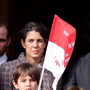 Raphaël Elmaleh, Charlotte Casiraghi, Dimitri Rassam et leur fils Balthazar Rassam - La famille princière au balcon du palais lors de la Fête Nationale de la principauté de Monaco le 19 novembre 2022.

© Dominique Jacovides / Bruno Bebert / Bestimage
