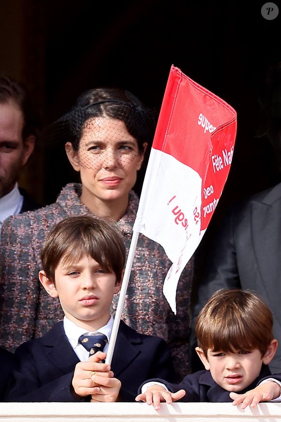 Raphaël Elmaleh, Charlotte Casiraghi, Dimitri Rassam et leur fils Balthazar Rassam - La famille princière au balcon du palais lors de la Fête Nationale de la principauté de Monaco le 19 novembre 2022.

© Dominique Jacovides / Bruno Bebert / Bestimage