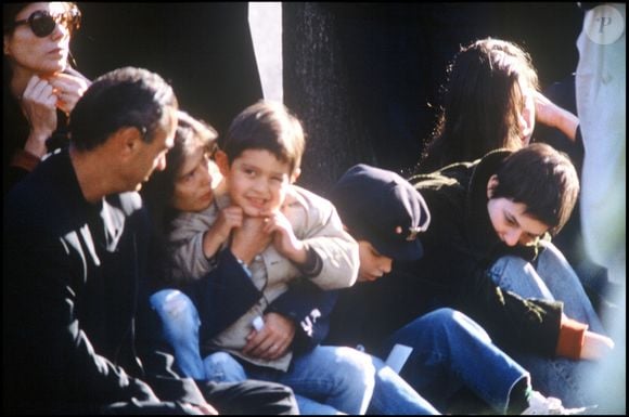 Un clan qui est toujours resté uni. 

Bambou, Lulu Gainsbourg, Jane Birkin, Charlotte Gainsbourg Natacha et Paul Gainsbourg aux obsèques de Serge Gainsbourg.