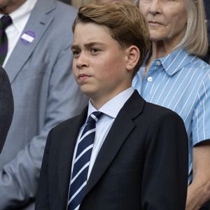 Une étape cruciale qui prépare petit à petit le futur roi de Grande-Bretagne à ses futures responsabilités.

Les membres de la famille royale d'Angleterre assistent à la finale du tournoi de Wimbledon, entourés de célébrités, dans la loge royale le 12 juillet 2026.

© Julien Burton / Bestimage