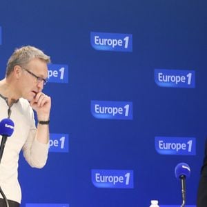 Celle-ci a fermement contesté cette version des faits, affirmant que son voisin de banc n'était pas plus discret qu'elle.

Laurent Ruquier, Christine Bravo - Exclusif - Laurent Ruquier anime son émission d'Europe 1 "On va s'gener" dans le magasin Carrefour de Montesson pres de Saint Germain en Laye a l'occasion des 50 ans de l'enseigne le 25 septembre 2013.
© Denis Guignebourg / Bestimage