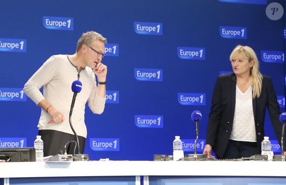 Celle-ci a fermement contesté cette version des faits, affirmant que son voisin de banc n'était pas plus discret qu'elle.

Laurent Ruquier, Christine Bravo - Exclusif - Laurent Ruquier anime son émission d'Europe 1 "On va s'gener" dans le magasin Carrefour de Montesson pres de Saint Germain en Laye a l'occasion des 50 ans de l'enseigne le 25 septembre 2013.
© Denis Guignebourg / Bestimage