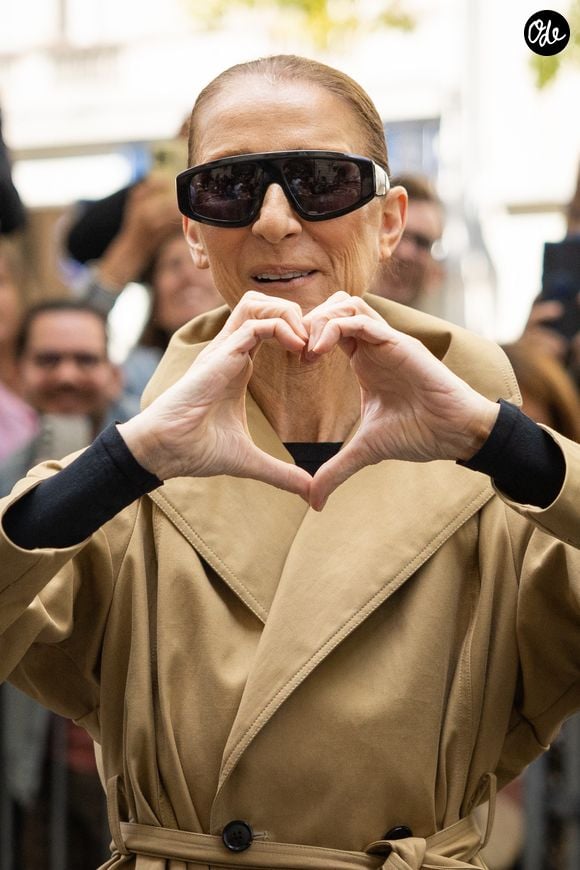 Céline Dion acclamée par ses fans à son arrivée au palace Royal Monceau à Paris, le 28 août 2026. Photo par CYRIL MOREAU / BESTIMAGE