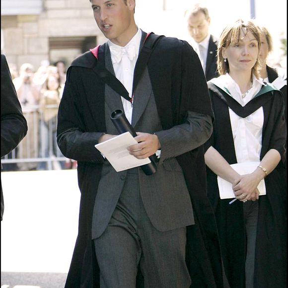 Le Prince William reçoit son diplôme à l'université de St Andrews