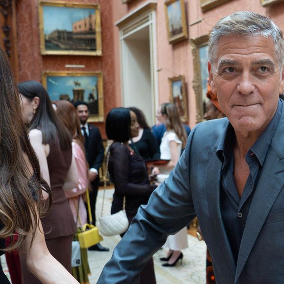 Le roi Charles III d'Angleterre, en compagnie de George Clooney et de sa femme Amal lors de la réception pour les lauréats des "King's Trust Awards 2025" au Palais de Buckingham à Londres, le 25 juin 2025 @Stefan Rousseau/WPA-Pool/Bestimage
