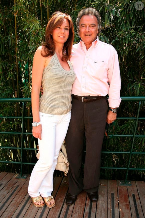 Alain Afflelou et sa femme Rosalie posent au 'Village', le quartier VIP des Internationaux de France de Tennis à Roland Garros à Paris, France le 10 juin 2006. Photo by Gorassini-Nebinger-Zabulon/ABACAPRESS.COM