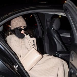 Isabelle Adjani quitte le défilé AMI "Collection Prêt-à-Porter Automne/Hiver 2024-2025" lors de la Fashion Week de Paris (PFW) le 18 janvier 2024.
© Pierre Perusseau / Tiziano Da Silva / Bestimage