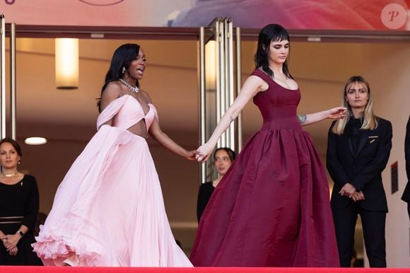 Aja Naomi King et Cara Delevingne - Montée des marches du film "The history of sound" lors du 78ème Festival International du Film de Cannes, au Palais des Festivals à Cannes. Le 21 mai 2025. © Jacovides-Moreau / Bestimage
