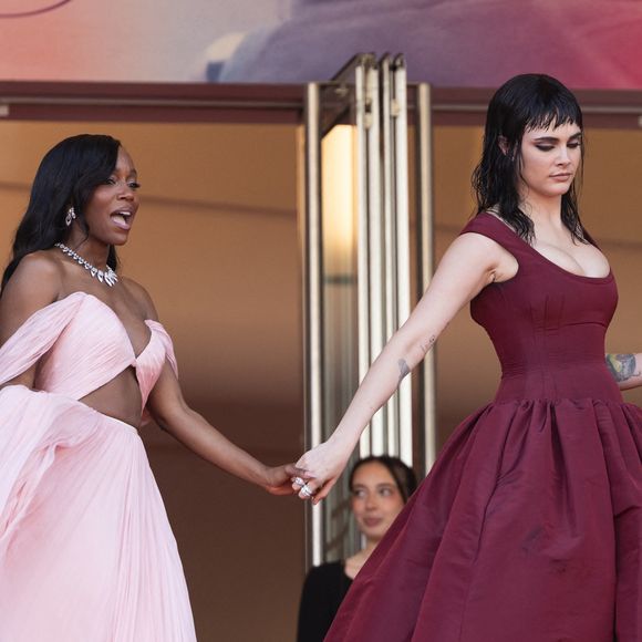 Aja Naomi King et Cara Delevingne - Montée des marches du film "The history of sound" lors du 78ème Festival International du Film de Cannes, au Palais des Festivals à Cannes. Le 21 mai 2025. © Jacovides-Moreau / Bestimage