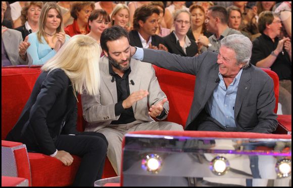 Alain Delon, Mireille Darc et Anthony Delon sur le plateau de "Vivement dimanche" le 24 septembre 2008. © Guillaume Gaffiot/bestimage
