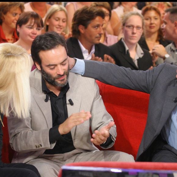 Alain Delon, Mireille Darc et Anthony Delon sur le plateau de "Vivement dimanche" le 24 septembre 2008. © Guillaume Gaffiot/bestimage